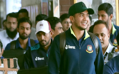 দেশে ফিরেছে বাংলাদেশ দল, কোচদের মধ্যে এসেছেন শুধু হাথুরুসিংহে