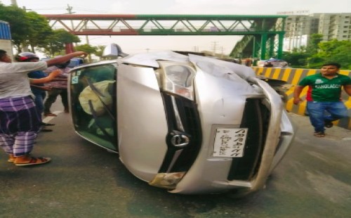 তীব্র গরমে প্রাইভেট কারের চাকা ব্রাস্ট হয়ে দুর্ঘটনায় কবলিত প্রাইভেট কার 