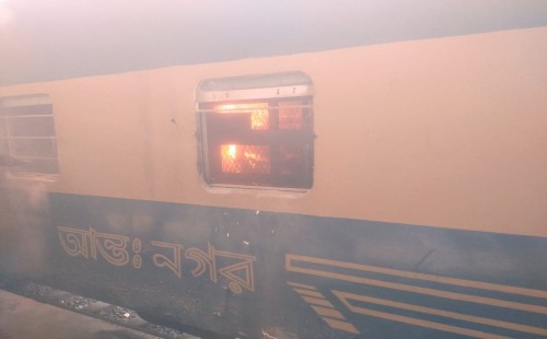 চট্টগ্রামগামী চট্টলা এক্সপ্রেসে আগুন 