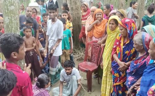 মধ্যরাতে স্ত্রীকে ছুরিকাঘাত, স্বামীকে বেঁধে পুলিশে দিল জনতা 