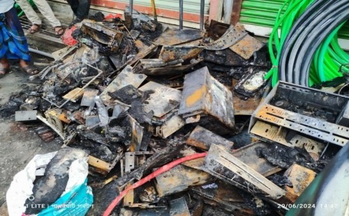 পাথরঘাটায় আগুন লেগে ৪টি দোকান পুড়ে ছাই 
