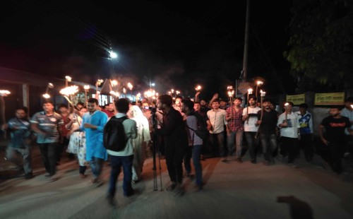 কুবিতে কোটা পুনর্বহালের প্রতিবাদে মশাল মিছিল, আবারও মহাসড়ক অবরোধের হুশিয়ারি 