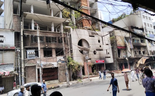 আওয়ামীলীগের কেন্দ্রীয় কার্যালয় এখন সাধারণ ছাত্র-জনতার দখলে 