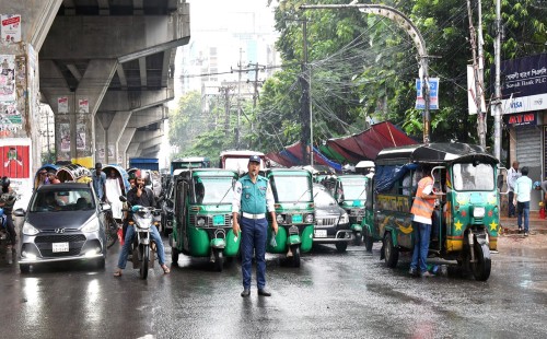 চট্টগ্রামে এবার রাস্তায় নেমেছে ট্রাফিক পুলিশ 