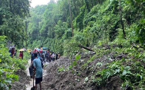 খাগড়াছড়িতে পাহাড় ধসে চট্টগ্রাম-ঢাকা সড়কে যান চলাচল বন্ধ 