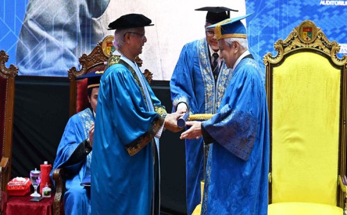 মালয়েশিয়ায় ড. মুহাম্মদ ইউনূসকে সম্মানসূচক ডক্টরেট ডিগ্রি প্রদান 