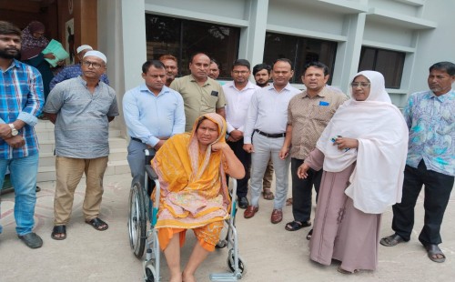 জীবনযাত্রায় গুরুত্বপূর্ন ভুমিকা রাখতে প্রতিবন্ধীদের মাঝে হুইল চেয়ার বিতরণ 