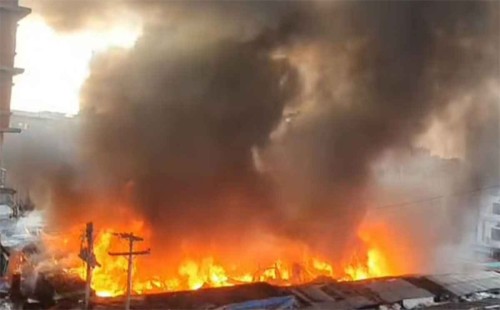 গাজীপুরের চান্দনা চৌরাস্তার কাঁচাবাজারে  ভয়াবহ অগ্নিকাণ্ড, দুই ঘণ্টায় নিয়ন্ত্রণে আগুন, পুড়ল বাজার 