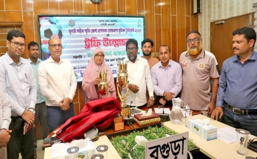 বগুড়ায় জুলাই শহীদ স্মৃতি জেলা প্রশাসক গোল্ডকাপ ফুটবল টুর্নামেন্টের ট্রফি উন্মোচন, খেলা শুরু ৭ সেপ্টেম্বর 