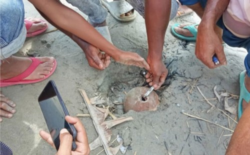 গোদাগাড়ীর পদ্মার তীরে বুদবুদ, দিয়াশলাই ধরালে জ্বলছে আগুন 